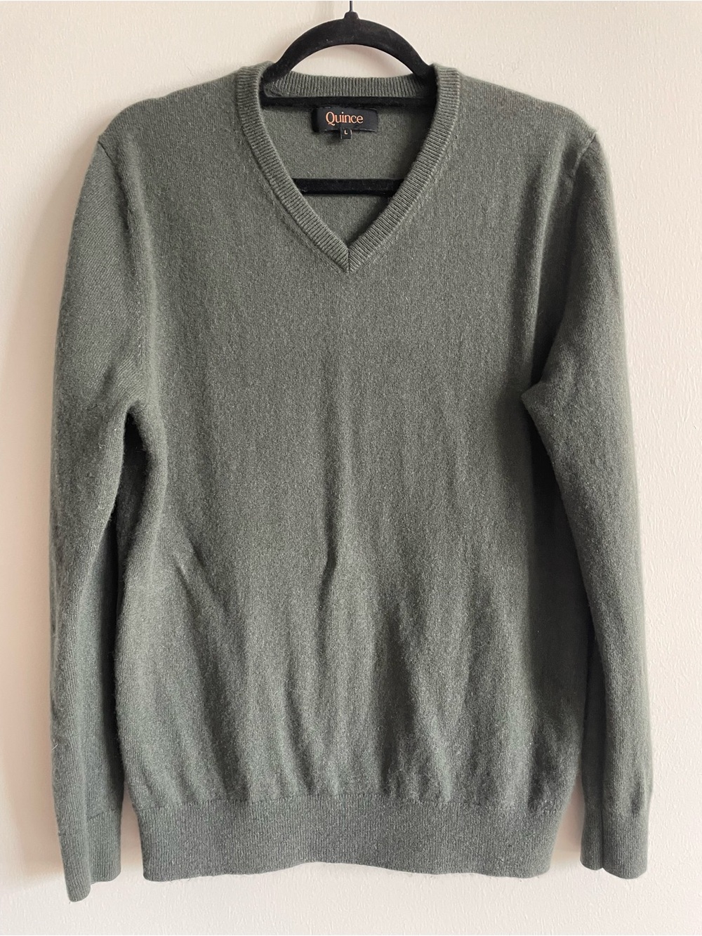 Quince Men's Mongolian Cashmere V Neck Sweater Moss Green Quiet Luxury